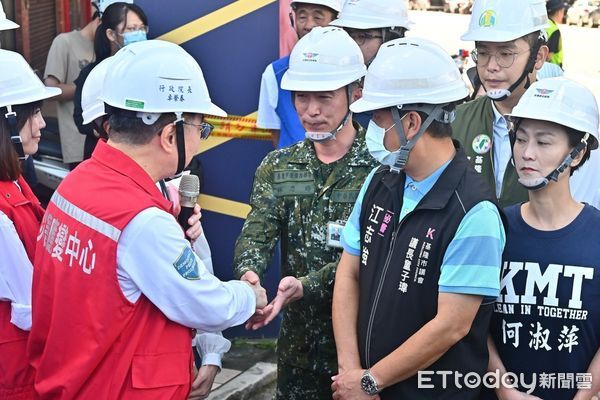 ▲視察基隆道路坍塌、清潔隊設施受損。（圖／記者郭世賢翻攝）