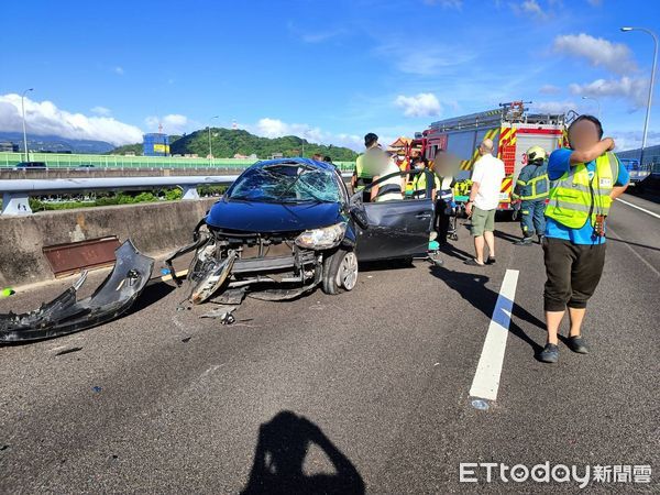 ▲6日下午汐五高架北上車道發生3車追撞車禍造成3人送醫。（圖／記者張君豪翻攝）