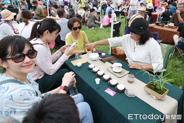 ▲南投茶博千人茶會6日登場，南投縣長許淑華與立法院長韓國瑜共品好茶。（圖／南投縣政府提供）