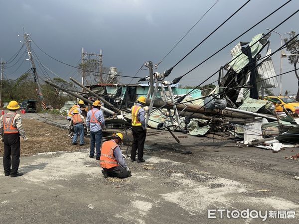 ▲▼台電動員搶修高雄深夜「全數復電」　災民等4天拍手歡呼：電來了  。（圖／記者賴文萱翻攝）