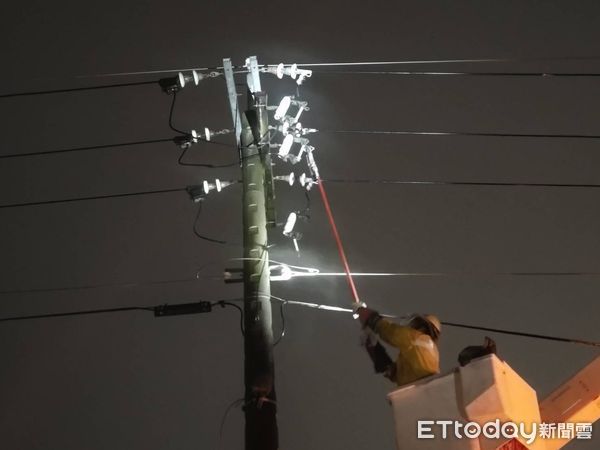 ▲▼台電動員搶修高雄深夜「全數復電」　災民等4天拍手歡呼：電來了  。（圖／記者賴文萱翻攝）