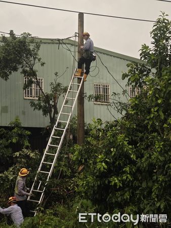 ▲▼台電動員搶修高雄深夜「全數復電」　災民等4天拍手歡呼：電來了  。（圖／記者賴文萱翻攝）