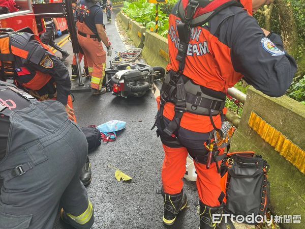 ▲淡水一名女子騎車自撞護欄，摔落7公尺深邊坡。（圖／記者陸運陞翻攝）