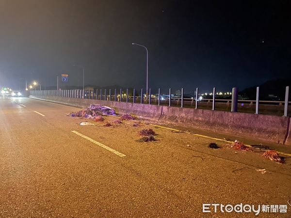 ▲台72線苗栗頭屋段掉落太空包致3車擦撞，其中1車翻覆、釀1家5人輕傷。（圖／記者楊永盛翻攝）