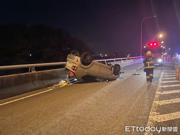 ▲台72線苗栗頭屋段掉落太空包致3車擦撞，其中1車翻覆、釀1家5人輕傷。（圖／記者楊永盛翻攝）