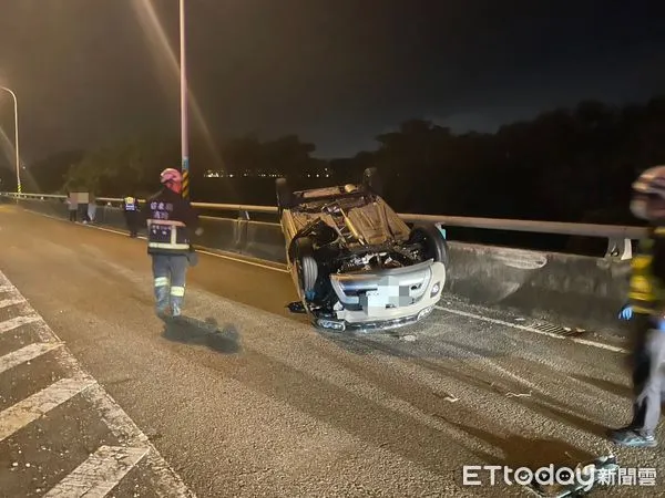 ▲台72線苗栗頭屋段掉落太空包致3車擦撞，其中1車翻覆、釀1家5人輕傷。（圖／記者楊永盛翻攝）