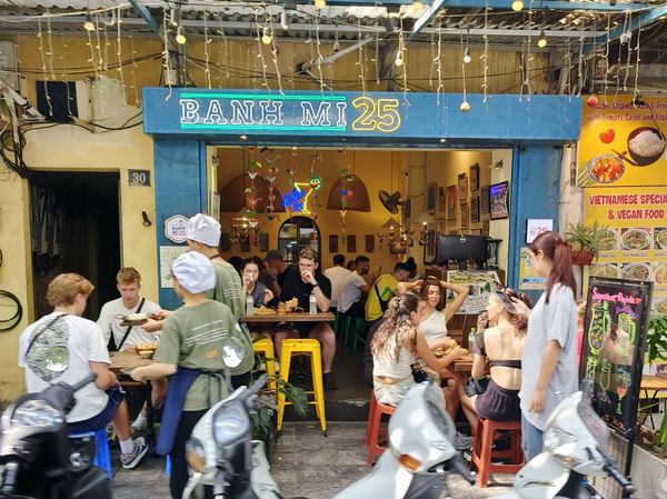 ▲▼越南河內三十六古街探險，Banh Mi 25 超人氣法國麵包、聖若瑟教堂、椰奶冰沙咖啡。（圖／大口提供）