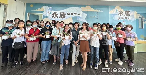 ▲勞動部雲嘉南分署永康就業中心，7日辦理「花藝手作客」的就促活動，由永康中心退休就服員何蘇素秋，教導學員手作組合盆栽，並同步分享自己退休後再就業的精彩故事。（圖／記者林東良翻攝，下同）