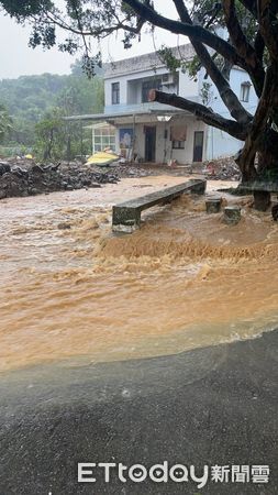 ▲▼新北市金山區長興宮前7日因東北季風大雨又淹水             。（圖／記者郭世賢翻攝）