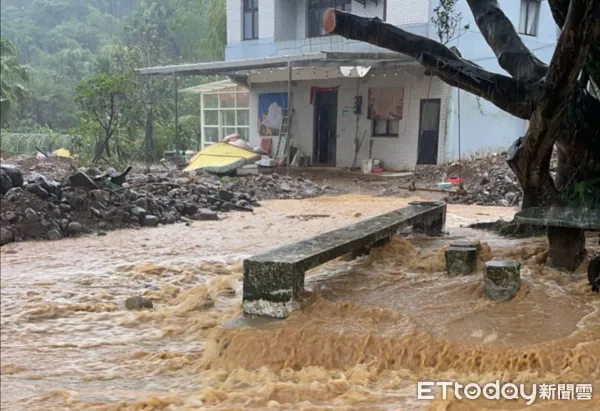 ▲▼新北市金山區長興宮前7日因東北季風大雨又淹水             。（圖／記者郭世賢翻攝）