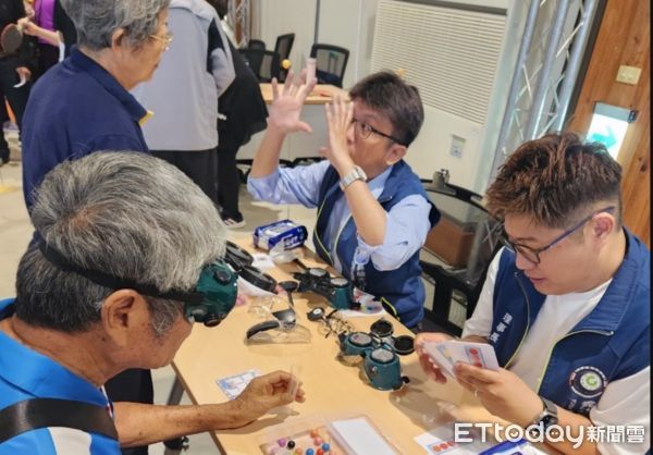 ▲「113年度長者預防及延緩失能方案—打造十全老人樂活方案成果展」，吸引近百名長者參與，展示並推廣針對高齡者的健康照護方案。（圖／記者蔡佩旻翻攝）