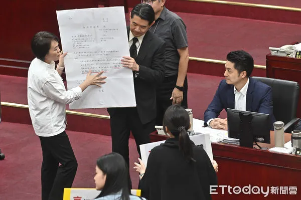 ▲▼蔣萬安施政報告及質詢，民進黨團要求市府勒令京華城停工。（圖／記者李毓康攝）