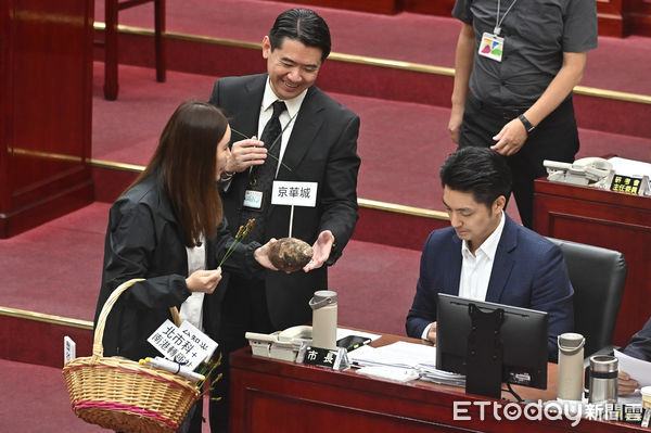 ▲▼台北市議員陳怡君送上象徵京華城案的「燙手山芋」。（圖／記者李毓康攝）