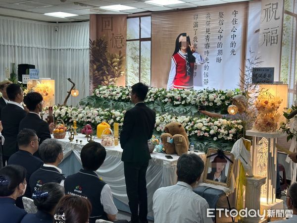 ▲▼快訊／東海女大生今火化告別式...肇事司機現身鞠躬弔唁。（圖／記者許權毅攝）