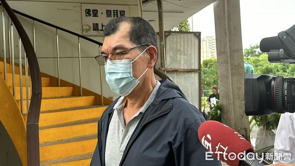 ▲▼快訊／東海女大生今火化告別式...肇事司機現身鞠躬弔唁。（圖／記者許權毅攝）