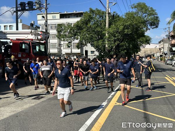 ▲台南市消防局第四大隊為提升消防人員的救災體能及專業技能，於10月7、8兩日於新化訓練中心辦理救災人員體能測驗和複合式救災訓練，總計約128名消防人員參訓。（圖／記者林東良翻攝，下同）