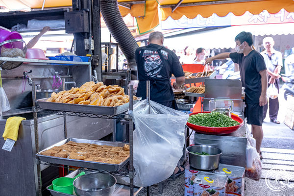 ▲▼彰化員林美食，第一市場王爺宮後炸粿蚵嗲，內餡滿鮮蚵肥，炸韭菜條也好吃。（圖／桃桃提供）