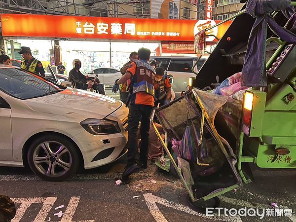 ▲台南南區追撞車禍，1部小客車衝撞倒垃圾民眾再撞垃圾車，造成7傷5人送醫。（圖／記者林東良翻攝，下同）