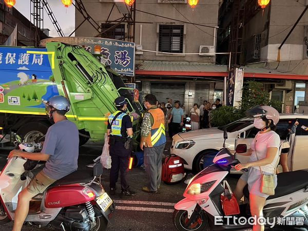 ▲台南南區追撞車禍，1部小客車衝撞倒垃圾民眾再撞垃圾車，造成7傷5人送醫。（圖／記者林東良翻攝，下同）