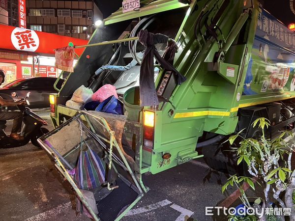 ▲台南南區追撞車禍，1部小客車衝撞倒垃圾民眾再撞垃圾車，造成7傷5人送醫。（圖／記者林東良翻攝，下同）