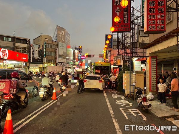 ▲台南南區追撞車禍，1部小客車衝撞倒垃圾民眾再撞垃圾車，造成7傷5人送醫。（圖／記者林東良翻攝，下同）