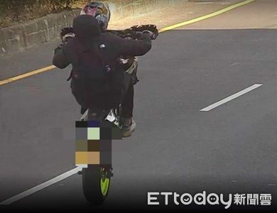 機車猴路口「翹孤輪」耍帥全被拍下　下場悲劇判刑