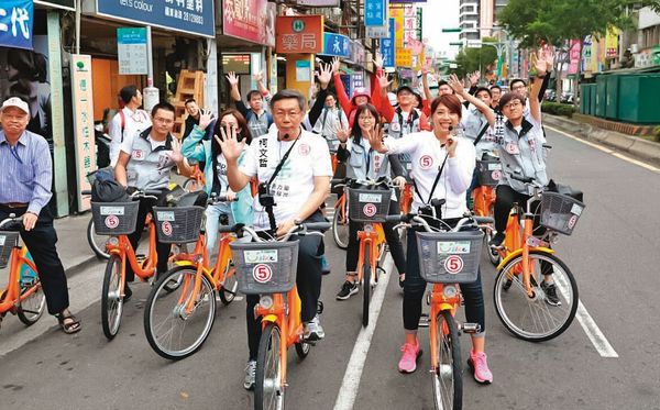 「橘子」許芷瑜從市長連任時的實習生做起，深受柯文哲重用，去年大選已成柯最信任的貼身帳房。（翻攝陳思宇臉書）