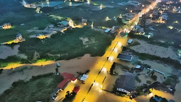 山陀兒颱風的外圍環流引發暴雨，導致金山大淹水。（新北消防局提供）