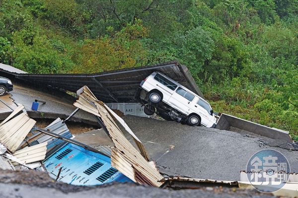 基隆天外天焚化爐清潔大樓旁的邊坡土石坍方，連公務車也遭到波及。