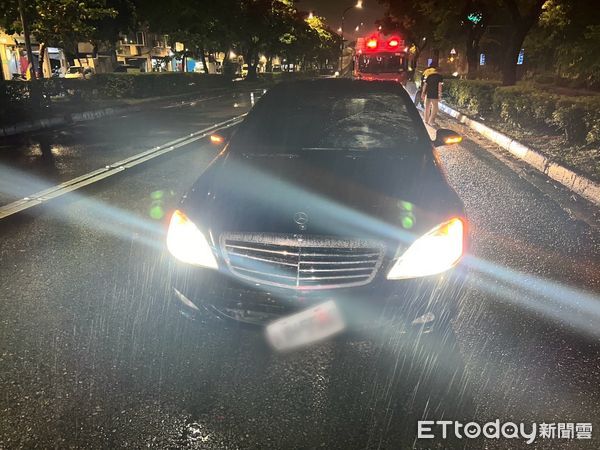 ▲▼萬華車禍，單車老翁逆向，遭直行車撞擊身亡。（圖／記者黃彥傑翻攝）