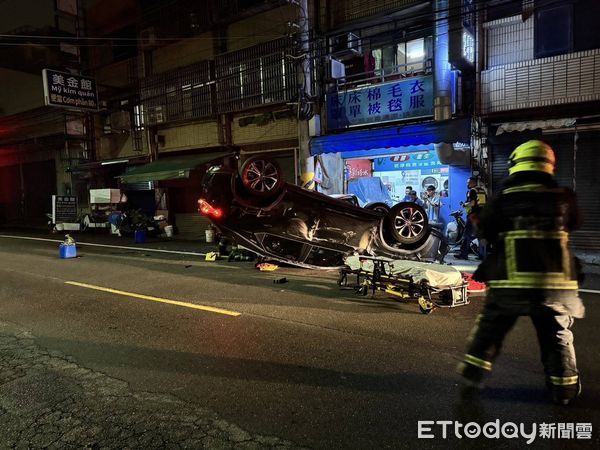 ▲▼台中男子半夜連撞8車，連盆栽都瞬間移位，酒測值0.47。（圖／民眾提供，下同）