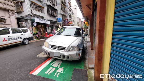 ▲▼北市松山區八德路二段巷內，一輛自小客衝撞路邊店家，駕駛OHCA（圖／記者黃彥傑攝）