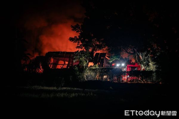 ▲埔里鎮防汛道路附近工寮於6日晚間發生火警。（圖／記者高堂堯翻攝）