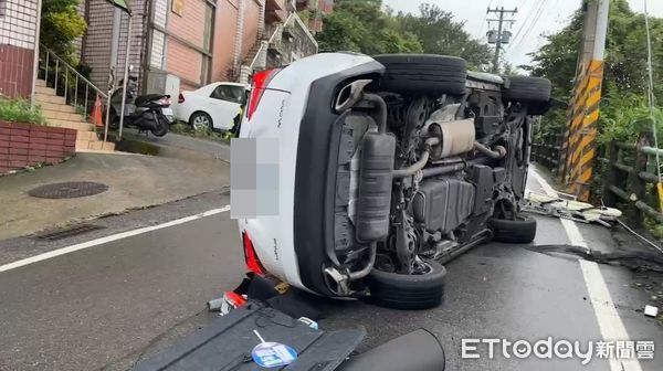 ▲基隆市信義區正信路翻車事件。（圖／記者郭世賢翻攝，下同）