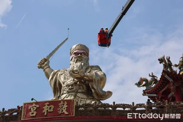 ▲高162台尺、重60噸的草屯鎮敦和宮財神爺神尊，7日重修安座開光。（圖／南投縣政府提供，下同）