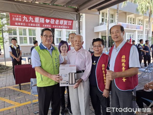 ▲台南左鎮噶瑪噶居寺創辦人洛本天津仁波切，以法會結餘款購置知名品牌的快煮壺小家電，送給左鎮區所有65歲以上長者。（圖／記者林東良翻攝，下同）