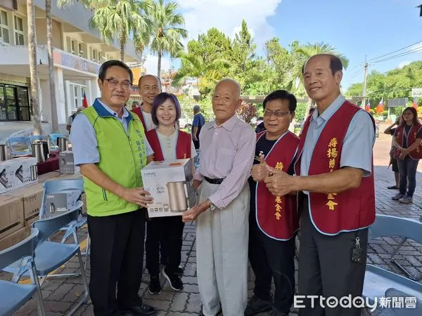 ▲台南左鎮噶瑪噶居寺創辦人洛本天津仁波切，以法會結餘款購置知名品牌的快煮壺小家電，送給左鎮區所有65歲以上長者。（圖／記者林東良翻攝，下同）