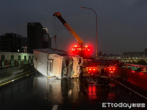 ▲▼台64三重段清晨小貨車翻車，造成後方2車追撞意外             。（圖／記者陳以昇翻攝）