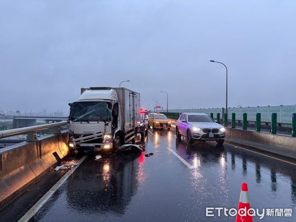 ▲▼台64三重段清晨小貨車翻車，造成後方2車追撞意外             。（圖／記者陳以昇翻攝）