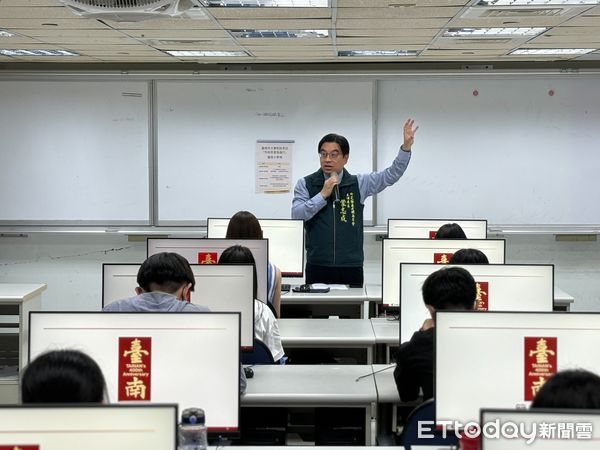 ▲台南大學行政管理系王光旭教授率領該系33名學生至台南市政府進行市政參訪，由市府研究發展考核委員會蒙志成主委接見。（圖／記者林東良翻攝，下同）