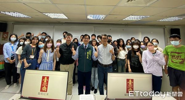 ▲台南大學行政管理系王光旭教授率領該系33名學生至台南市政府進行市政參訪，由市府研究發展考核委員會蒙志成主委接見。（圖／記者林東良翻攝，下同）