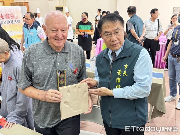 ▲台南市長黃偉哲8日前往台南安平觀音亭參加「平安壽高」感恩茶會活動，除致贈禮金並幫長輩們佩戴精緻的「春仔花」，也藉由陶土手印板蓋手印方式，與長者共同見證百歲里程碑時刻，祝福長輩們健康長壽。（圖／記者林東良攝，下同）