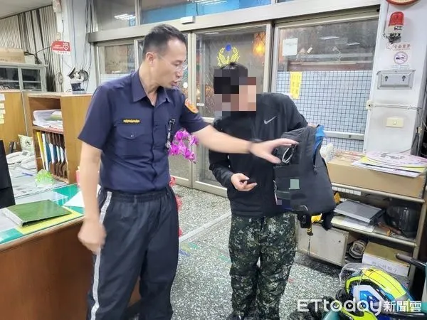 ▲里港警分局警員何泓駒載王男找到背包          。（圖／記者陳崑福翻攝）