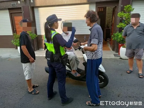 ▲內埔警分局內埔派出所員警助曾姓返家            。（圖／記者陳崑福翻攝）