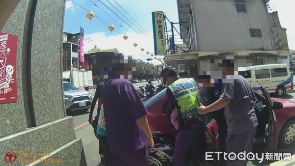 ▲東港警分局東港派出所所長黃奕鳴、警員陳育德協助婦人解開車門            。（圖／記者陳崑福翻攝）