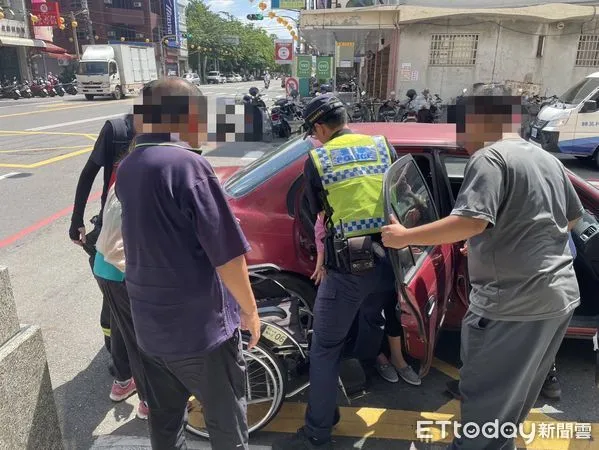 ▲東港警分局東港派出所所長黃奕鳴、警員陳育德協助婦人解開車門            。（圖／記者陳崑福翻攝）