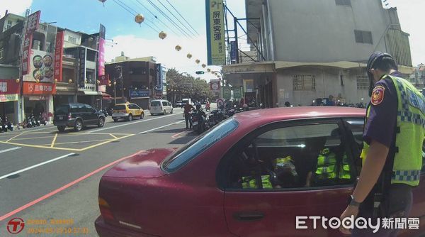 ▲東港警分局東港派出所所長黃奕鳴、警員陳育德協助婦人解開車門            。（圖／記者陳崑福翻攝）