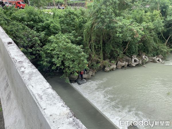 ▲▼花蓮22歲男謊報「老翁落水」　百人颱風天中下溪搜救。（圖／記者柯政誟翻攝）