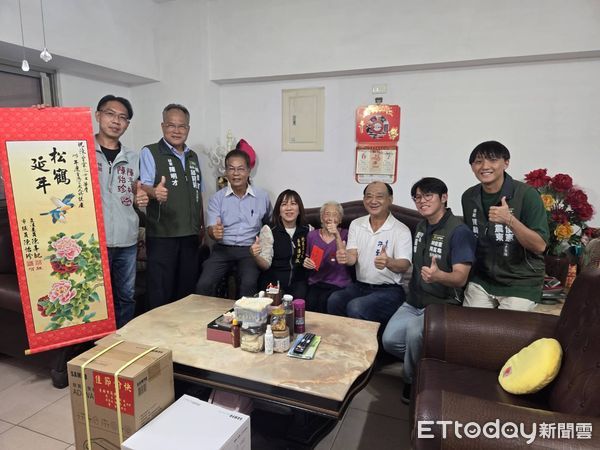 ▲台南市北區區長潘寶淑與北區議員利，親贈祝賀金10000元及匾額，並代轉送總統府所贈之敬老狀及衛生福利部金鎖片，祝賀人瑞松齡鶴壽、盛世長青。（圖／記者林東良翻攝，下同）