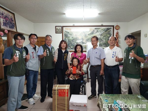 ▲台南市北區區長潘寶淑與北區議員利，親贈祝賀金10000元及匾額，並代轉送總統府所贈之敬老狀及衛生福利部金鎖片，祝賀人瑞松齡鶴壽、盛世長青。（圖／記者林東良翻攝，下同）